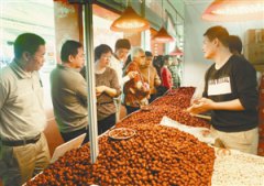 新春佳节渐近 深圳市民喜办年货