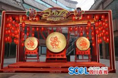 火红灯笼挂满街头 酒城泸州街头年味越来越浓