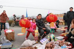 四川罗江移风易俗过新年 年货互换村民笑嘻嘻