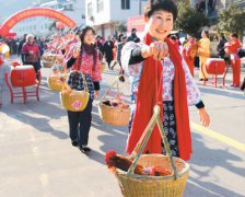 <b>浙江仙居：村姑叫卖土食货</b>