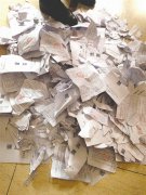四川成都温江八号公馆：物管冒充业主 冲进业委会选举会场撕毁500