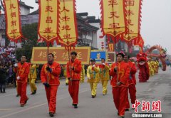 江苏泰伯庙会恢复民俗巡游 百姓赞“有年味”