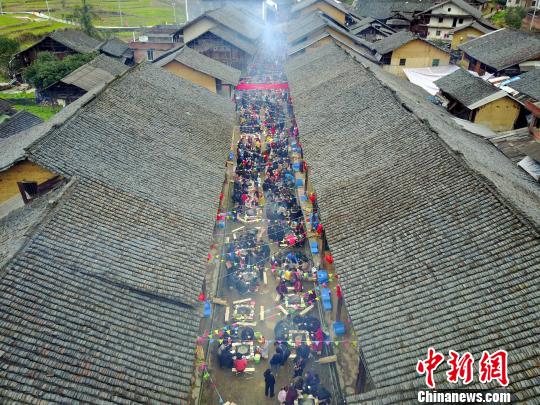 航拍和平乡民众在百年历史的花街架起百桌火塘饭。　龚普康　摄
