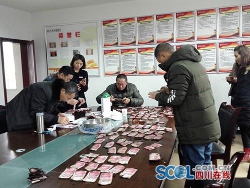 四川一农户熏腌肉引发火灾 7万多元现金被烧焦