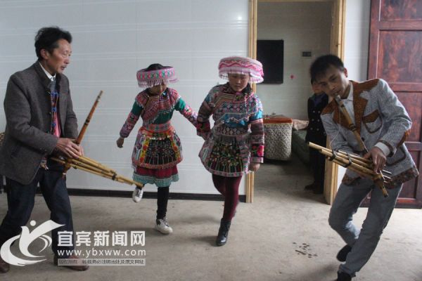 平时熊永伦和女婿以及家人都会来一段苗族舞。(宜宾新闻网 曾江 摄)