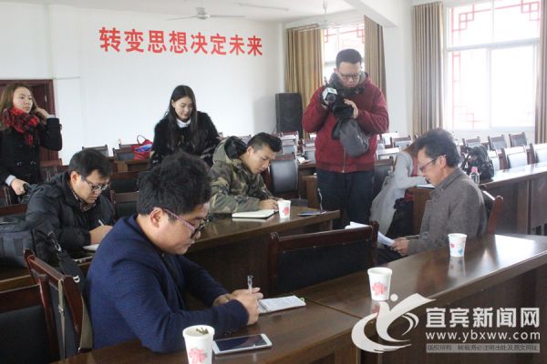 熊永伦在接受采访。(宜宾新闻网 曾江 摄)