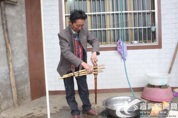 每次在吹奏前都会擦拭“芦笙”。(宜宾新闻网 曾江 摄)