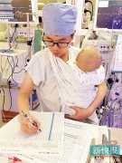 点赞！男护士身＂挂＂小患儿工作照走红 被称＂省医奶爸＂