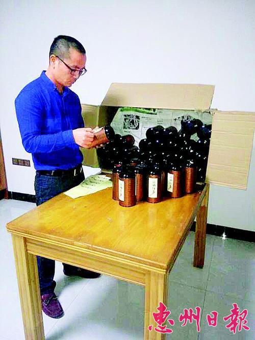 　　李祝平不仅推销自家茶叶，家乡的香菇、木耳、笋干等他也卖。
