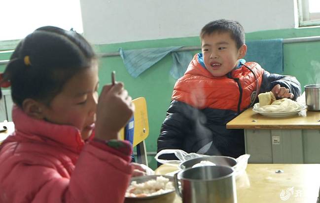 2个老师7个娃 既当校长又当老师坚守32年(图)