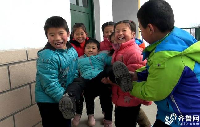 2个老师7个娃 既当校长又当老师坚守32年(图)