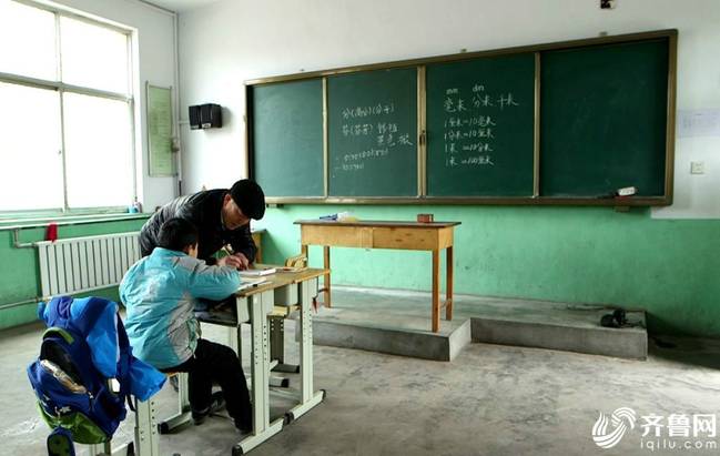 2个老师7个娃 既当校长又当老师坚守32年(图)