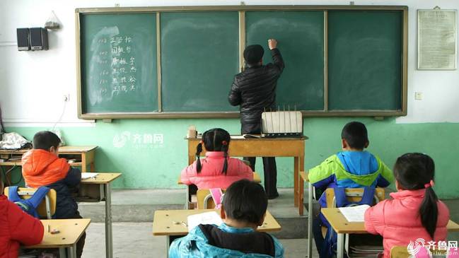 2个老师7个娃 既当校长又当老师坚守32年(图)