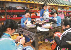 四川北川妇女巧手做羌绣 产品铺展致富路