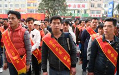 广西都安：转移就业　脱贫致富