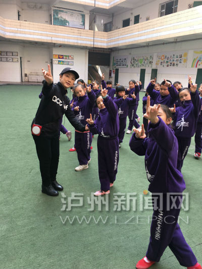 在老师的带领下，孩子们学习
川剧表演基本功