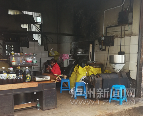 江阳区石马沟一家卖自榨油的小作坊