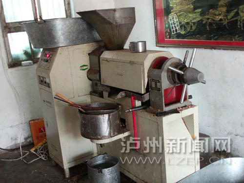 龙马潭区鱼塘街道一家油坊的榨油机
