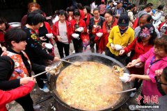 河南3000人吃自助“大锅饭” 感受部落生活