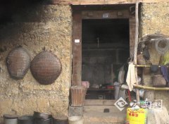 云南八旬老夫妇将坟墓建家中 每晚睡坟前30年(组图)