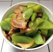 春季时令的嫩莴笋，和农家老腊肉同烧，干香鲜甜