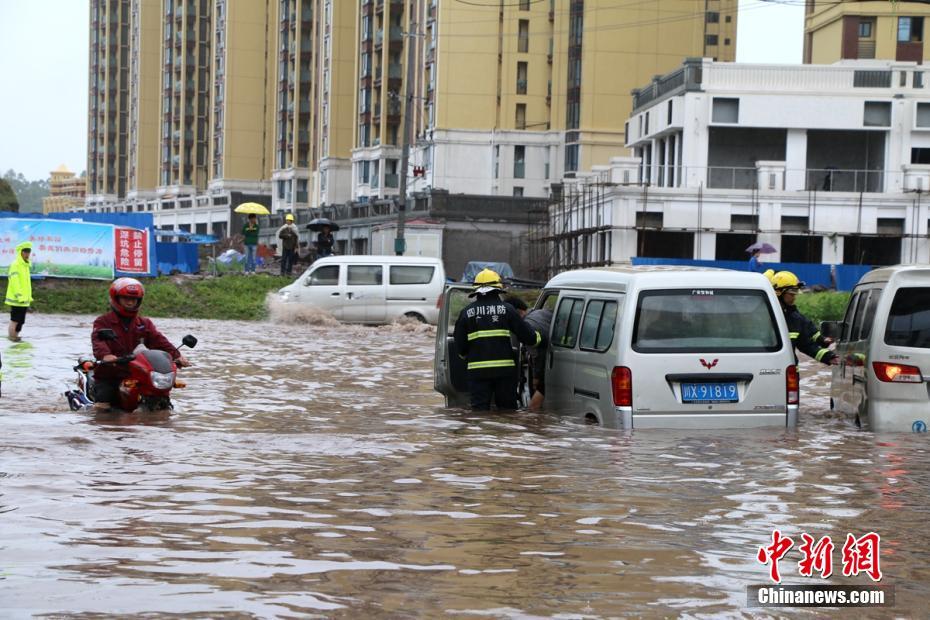 四川广安遭暴雨袭击 部分街道水深达2米