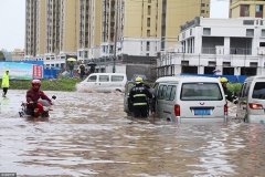 四川广安遭遇今年首场暴雨 积水最深达2米