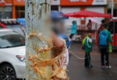 如此闹婚！贵州新郎被绑电杆 遭鸡蛋猛砸(图)