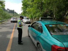 <b>黔江民警守护乡镇道路安全</b>