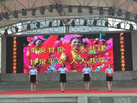 在县中心广场进行演出。