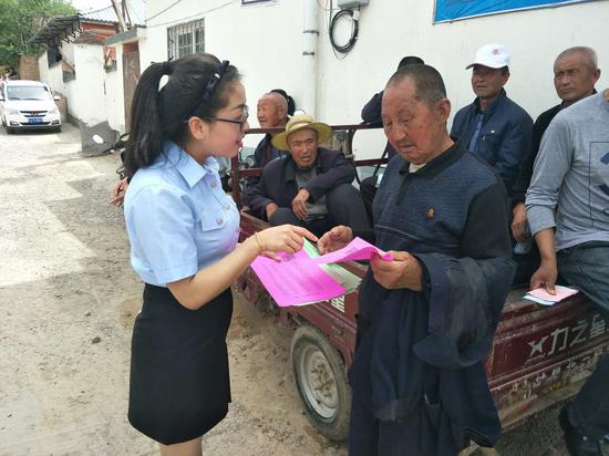 发放宣传资料。