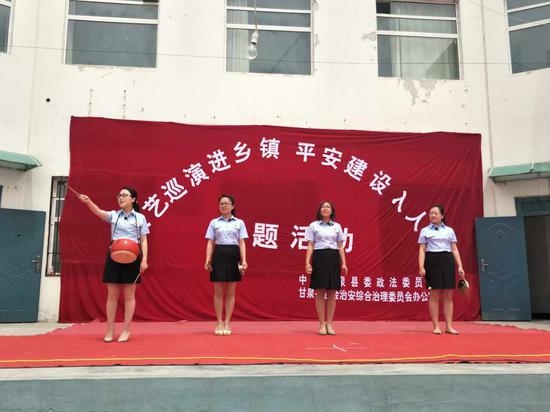 进乡镇普法宣传。