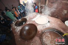 <b>云南怒江：小镇200年古盐泉淌出“桃花盐”</b>