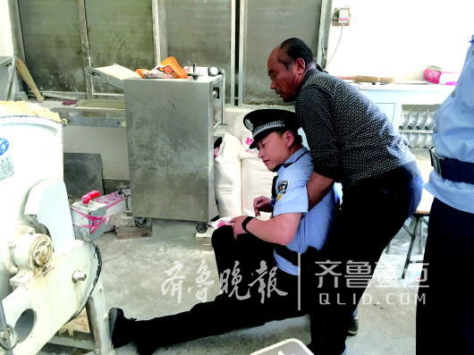 济南一乡镇派出所长：善调解纠纷手机存4000多联系人