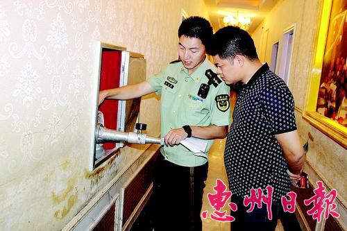     惠阳区公安消防大队消防官兵在娱乐场所检查消防器材。
