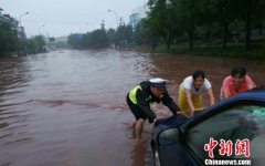 <b>四川自贡：遭遇强降雨 多路段塌方积水部分农田被淹</b>