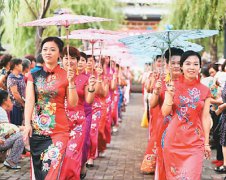 <b>山东：乡村妇女农场秀旗袍</b>