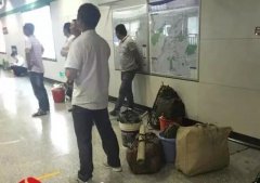 <b>地铁里的农民工让13亿国人感动</b>