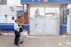 <b>醉酒男子狂踹派出所大门：未带身份证不能住宿怪公安</b>