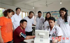 <b>重庆：爱心义诊 温暖乡村教师</b>