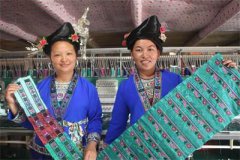 广西：融水 绣花“绣”出致富路 国内外游客来体验