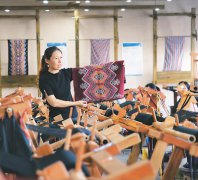 <b>河南：张家界农村妇女学习织锦技艺 依托旅游增收致富</b>