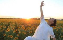 <b>新疆：克拉玛依市乌尔禾为海内外游客营造“最美金秋”</b>