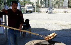 <b>新疆：和静县克再村馕坑里“飞”出的村民合作社带头人 助贫困户飞向小康</b>