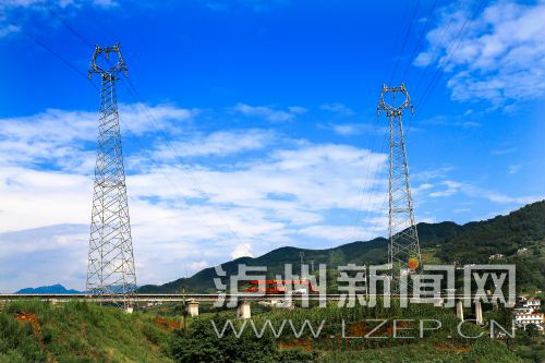 今年我市计划对201个村实施农网升级改造,截至10月底,已完成 157个村农网升级改造,惠及农户10.2万户。 记者 牟科 摄