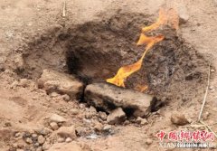 <b>重庆长寿一空地50多年来一直在冒火</b>