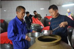 <b>湖南农民挖地三尺酿好酒 与村民同致富奔小康</b>