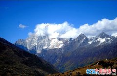 <b>小金县四姑娘山秋日美景 吸引海内外游客</b>