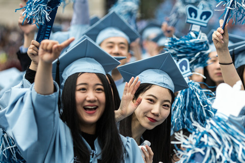 资料图片：2016年5月18日，在美国纽约，几名中国留学生参加哥伦比亚大学毕业典礼。新华社记者 李木子 摄