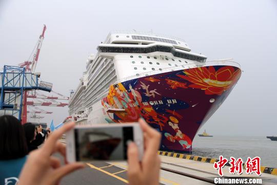 “世界梦号”离南沙邮轮码头非常近，现场观众纷纷掏出手机拍照留念 沈钊 摄